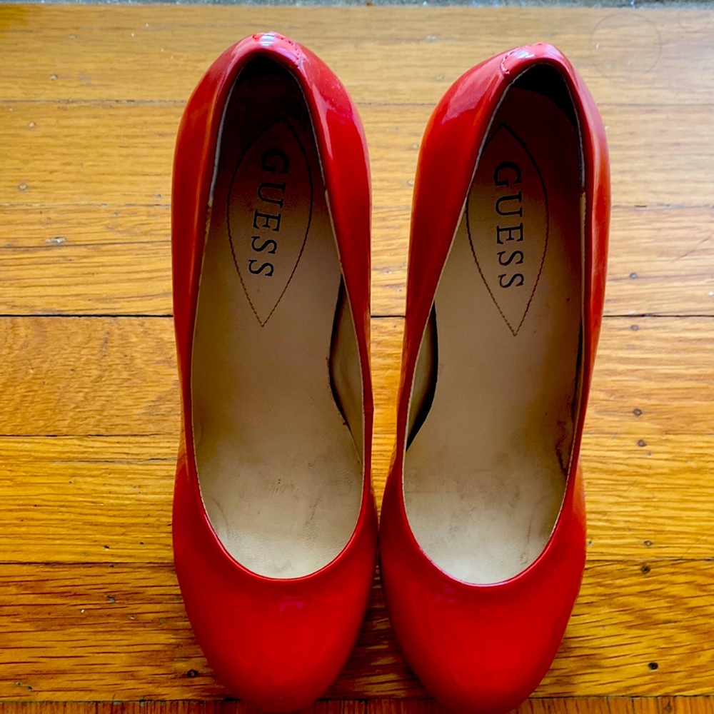 Guess pumps